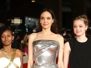 Angelina Jolie, deslumbrante junto a sus hijas Zahara y Shiloh en la alfombra roja de 'Eternals' en Roma Angelina Jolie, deslumbrante junto a sus hijas Zahara y Shiloh en la alfombra roja de 'Eternals' en Roma