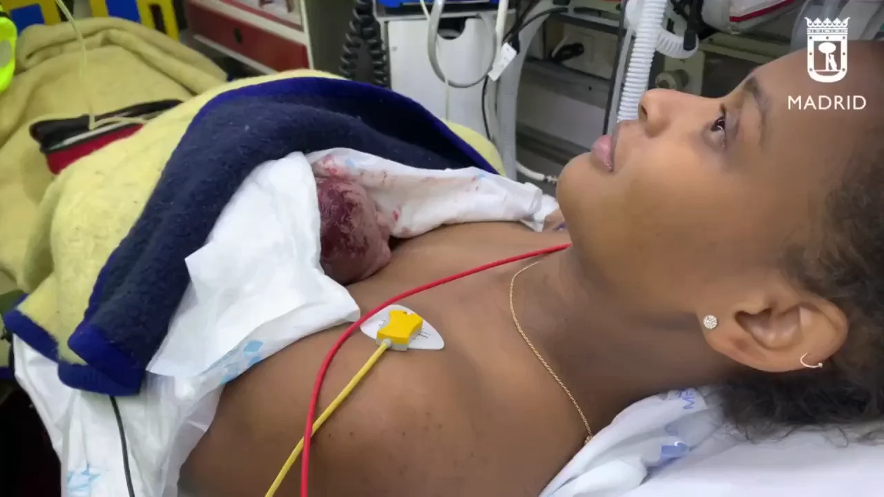 Una mujer de 26 años da a luz de camino al hospital con la ayuda de dos policías en Vallecas Una mujer de 26 años da a luz de camino al hospital con la ayuda de dos policías en Vallecas