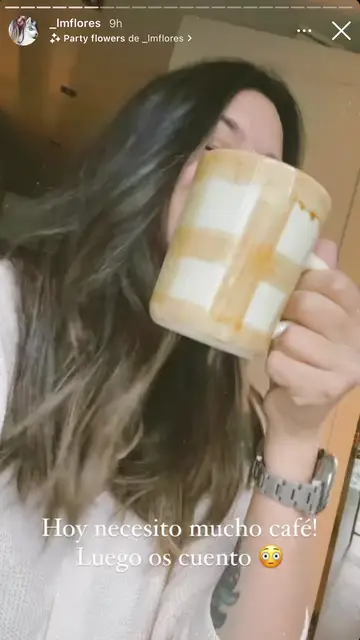 Laura Matamoros con café Laura Matamoros