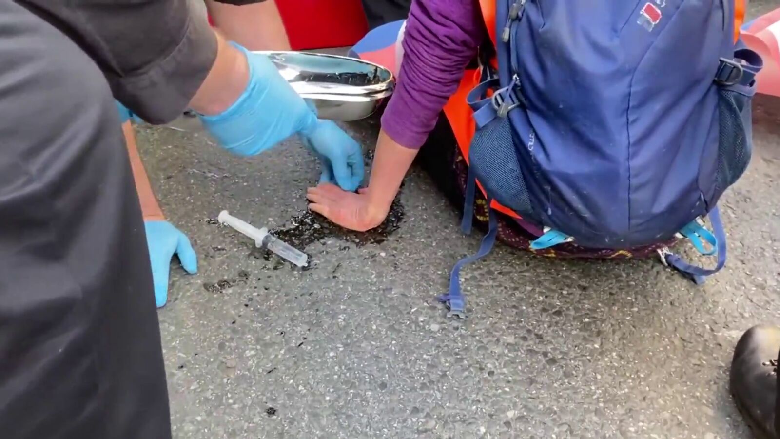 Activistas contra el cambio climático se pegan al asfalto durante una protesta en Reino Unido