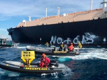 La acción de bloqueo del puerto valenciano de Sagunto por Greenpeace.
