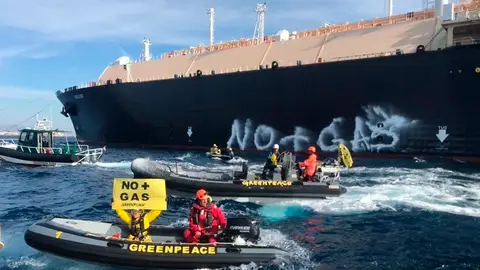 La acción de bloqueo del puerto valenciano de Sagunto por Greenpeace. La acción de bloqueo del puerto valenciano de Sagunto por Greenpeace.