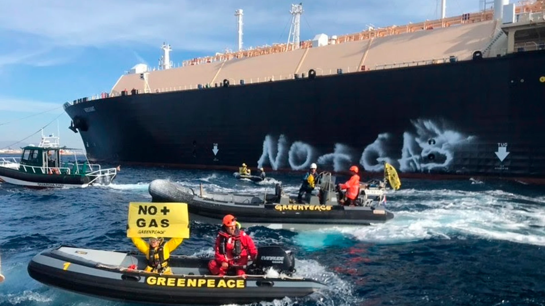 La acción de bloqueo del puerto valenciano de Sagunto por Greenpeace.