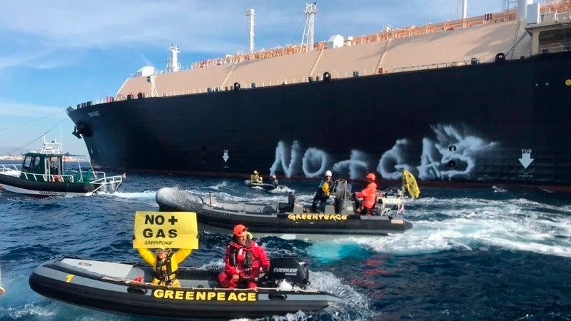 La acción de bloqueo del puerto valenciano de Sagunto por Greenpeace. La acción de bloqueo del puerto valenciano de Sagunto por Greenpeace.