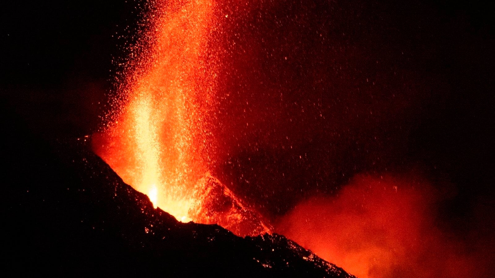 El volcán 'abomba' La Palma al provocar una elevación del suelo de 10 centímetros