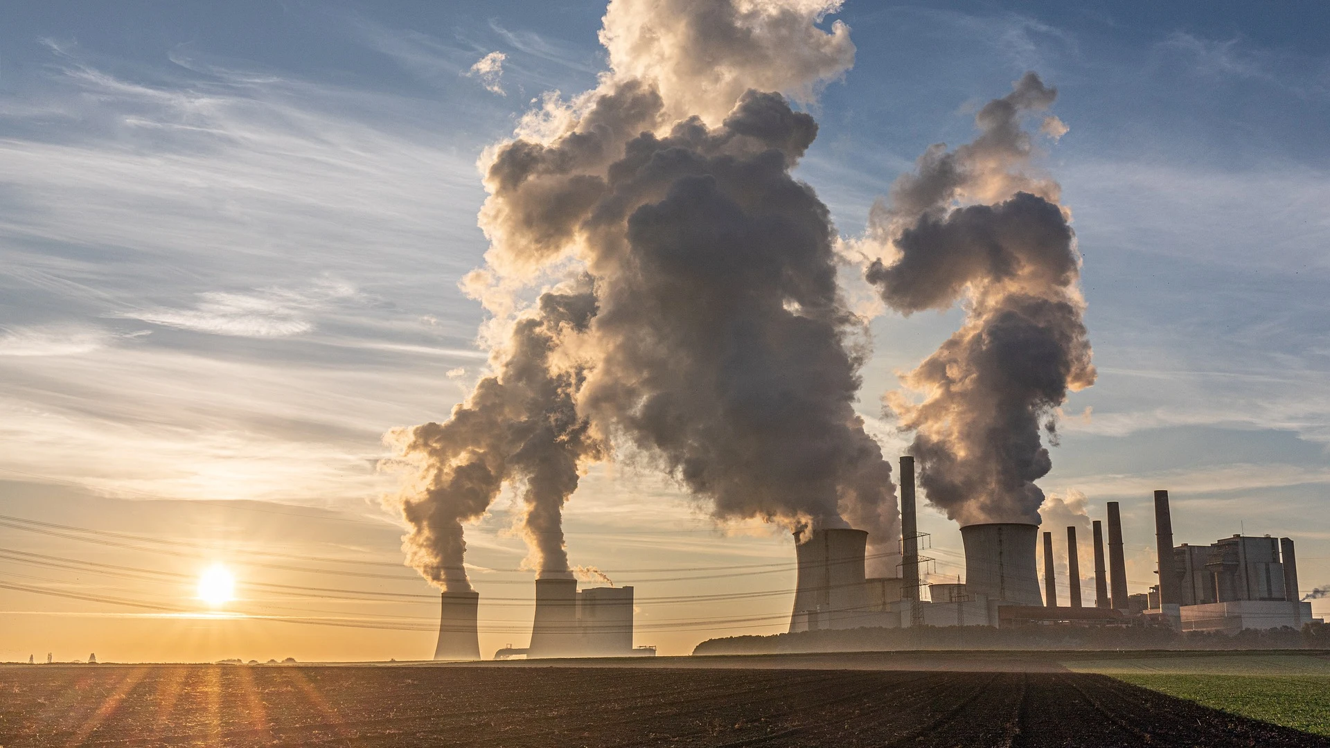 F&aacute;brica emitiendo CO2