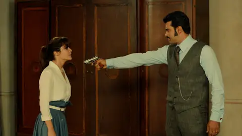 Demir pierde los papeles y apunta a Züleyha con una pistola Mejores momentos | 26 de octubre