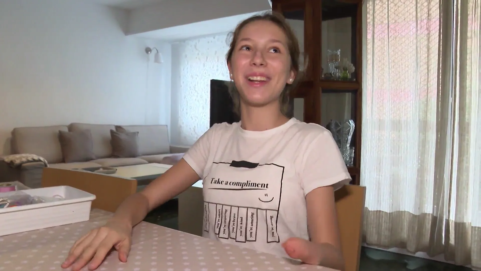 Anita, la joven de 14 a&ntilde;os que vende pulseras para conseguir una mano bi&oacute;nica