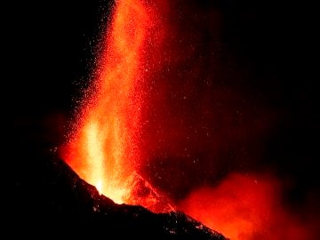 La fuente de lava del volcán de La Palma alcanza los 600 metros de altura en una espectacular imagen