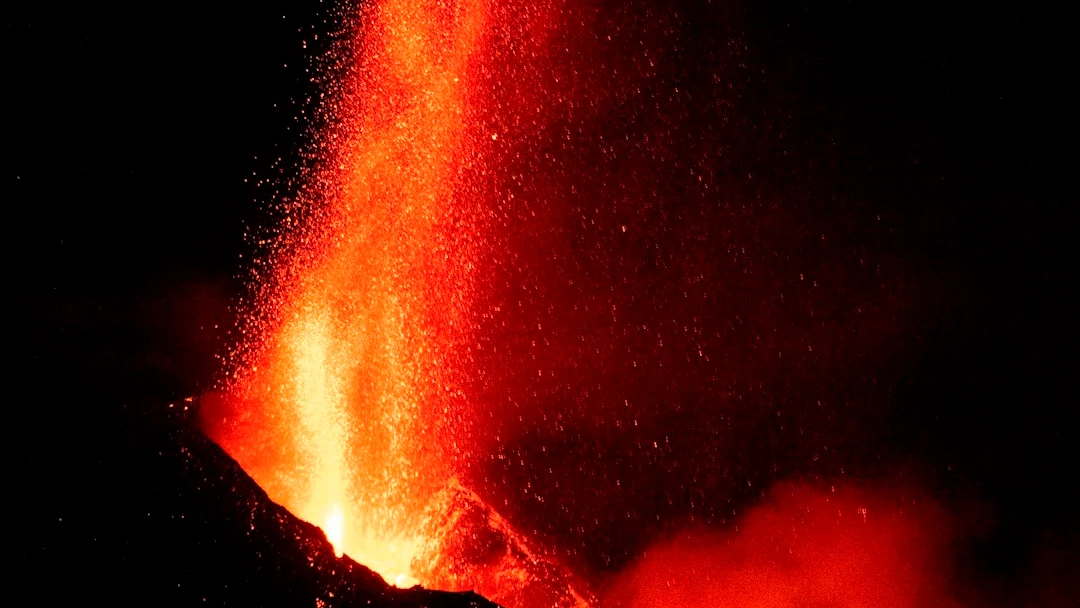 La fuente de lava del volc&aacute;n de La Palma alcanza los 600 metros de altura en una espectacular imagen