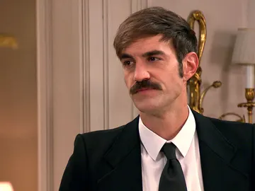 Raúl recibe la ayuda envenenada de Uriarte ante la tensa mirada de Carmen, ¿descubrirá que es su padre biológico? Raúl recibe la ayuda envenenada de Uriarte ante la tensa mirada de Carmen, ¿descubrirá que es su padre biológico?