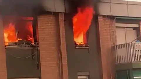 Un hombre se arroja al vacío desde un octavo piso al declararse un incendio en Badalona Un hombre se arroja al vacío desde un octavo piso al declararse un incendio en Badalona