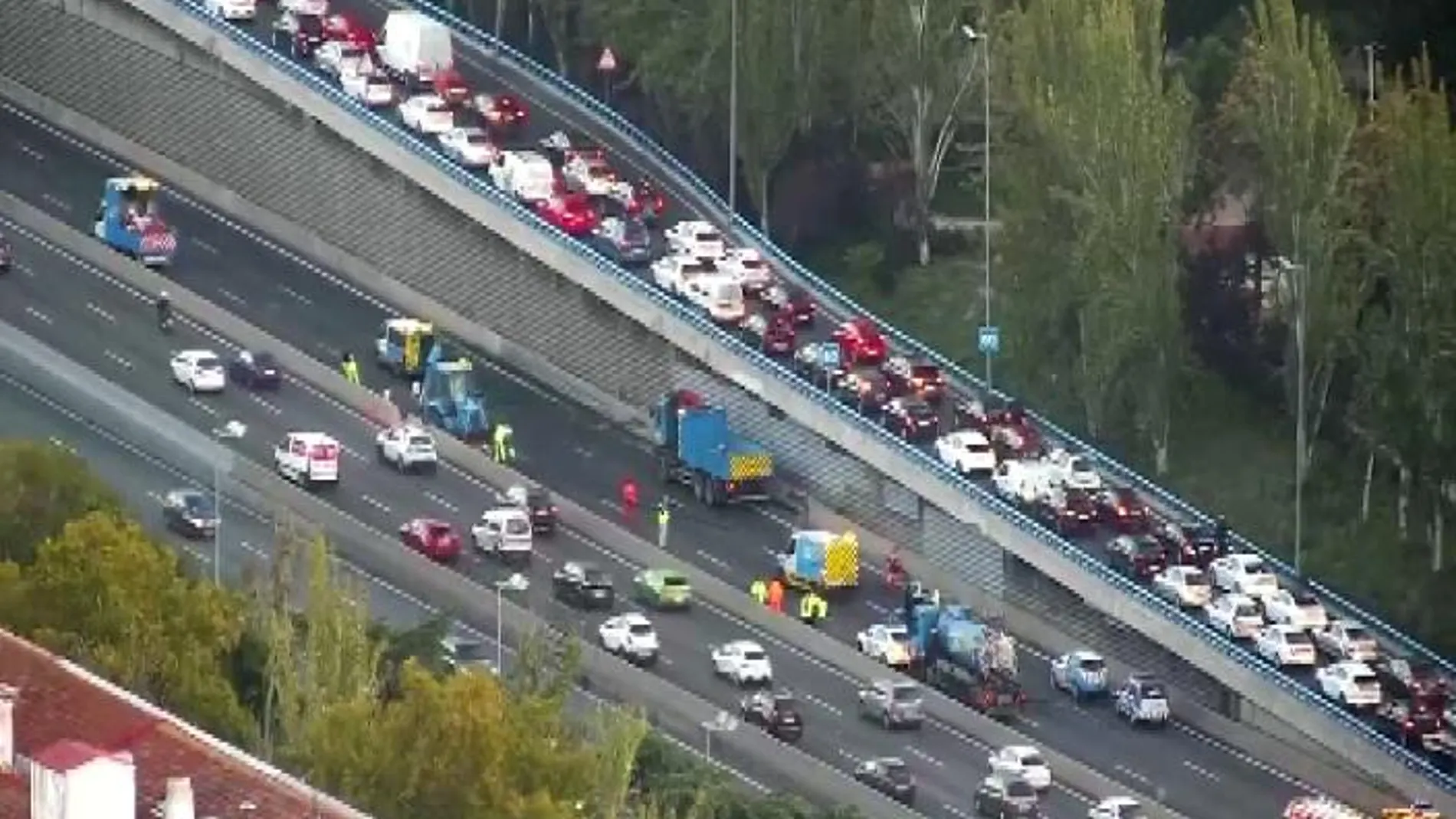 Un accidente entre dos camiones en la M-30 provoca decenas de kilómetros de atasco en Madrid 