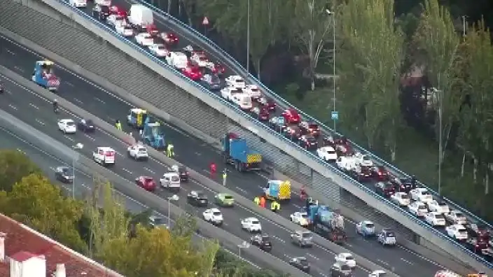 Un accidente entre dos camiones en la M-30 provoca decenas de kilómetros de atasco en Madrid Un accidente entre dos camiones en la M-30 provoca decenas de kilómetros de atasco en Madrid