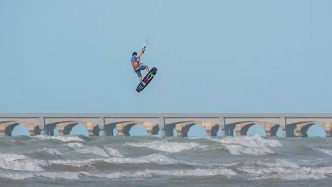 Hombre practicando Kitesurf Hombre practicando Kitesurf
