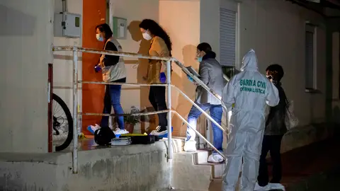 La guardia civil entra en la vivienda de Campos del Río La guardia civil entra en la vivienda de Campos del Río