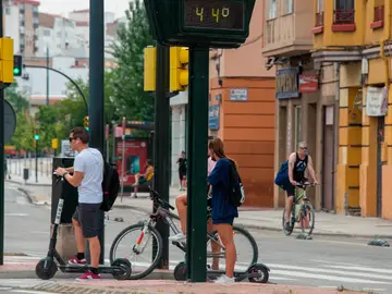 La DGT refuerza la protección a peatones frente a patinetes y bicis con multas de 200 euros La DGT refuerza la protección a peatones frente a patinetes y bicis con multas de 200 euros