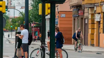 La DGT refuerza la protección a peatones frente a patinetes y bicis con multas de 200 euros La DGT refuerza la protección a peatones frente a patinetes y bicis con multas de 200 euros