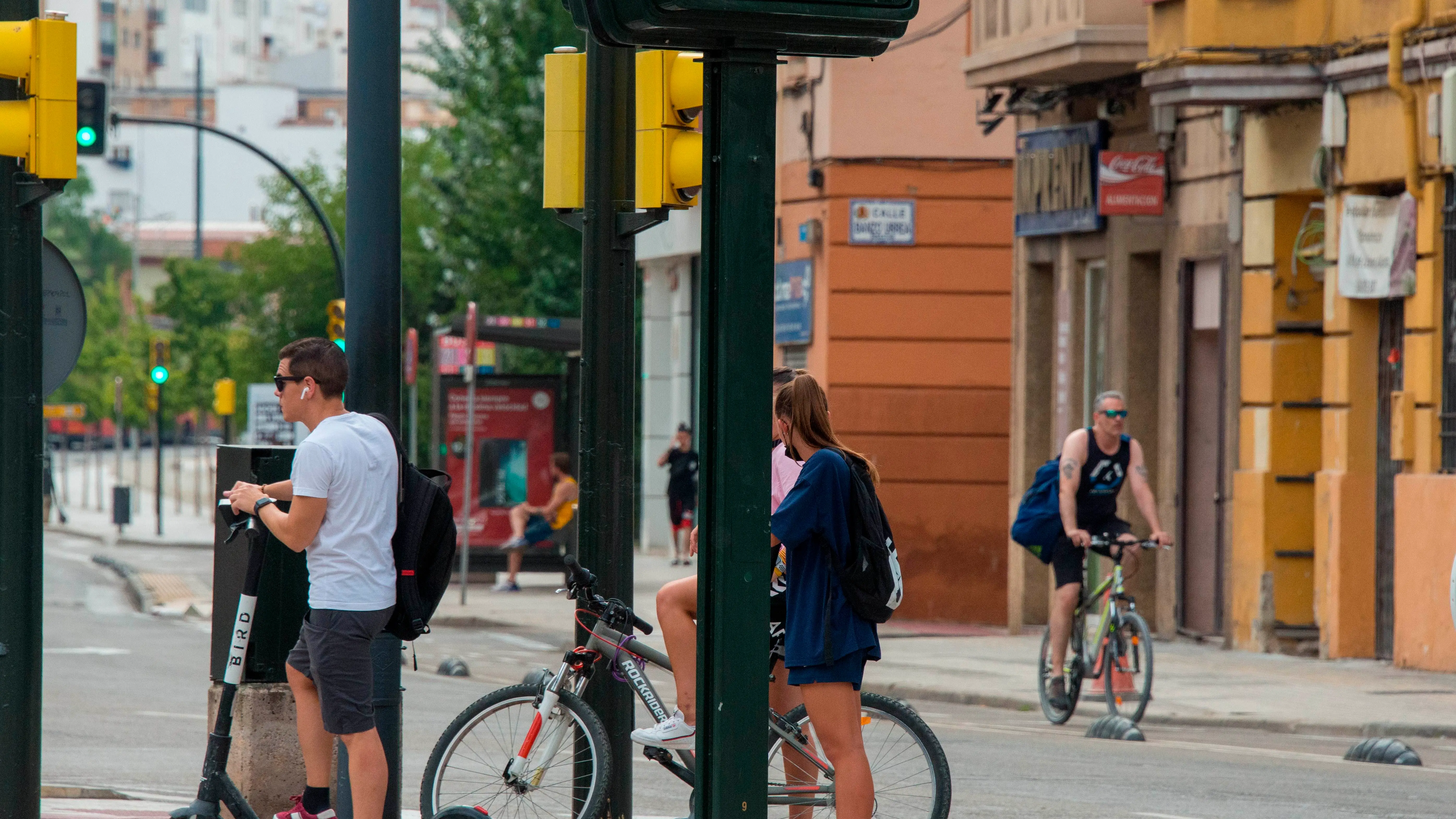 La DGT refuerza la protección a peatones frente a patinetes y bicis con multas de 200 euros La DGT refuerza la protección a peatones frente a patinetes y bicis con multas de 200 euros