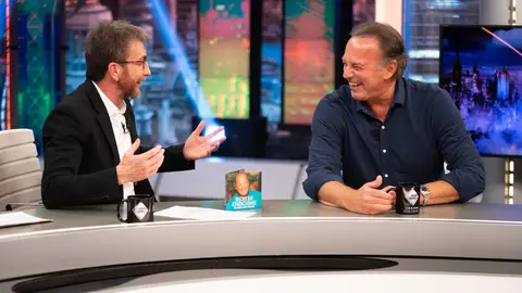 Bertín Osborne se queja del contenido de la taza de 'El Hormiguero 3.0': "Ponme una cosa que sea decente no este agua" Bertín Osborne se queja del contenido de la taza de 'El Hormiguero 3.0': "Ponme una cosa que sea decente no este agua"
