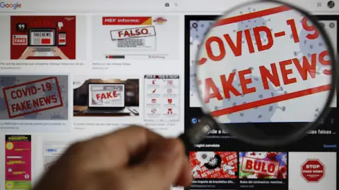 Imagen de la pantalla de un ordenador con un aviso de noticias falsas. Imagen de la pantalla de un ordenador con un aviso de noticias falsas.