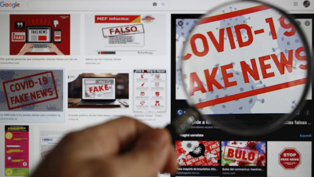 Imagen de la pantalla de un ordenador con un aviso de noticias falsas.