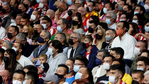 Aficionados en las gradas con mascarillas, durante el partido de Liga en Primera División entre el Atlético de Madrid y el FC Barcelona en el estadio Wanda Metropolitano, en Madrid Aficionados en las gradas con mascarillas, durante el partido de Liga en Primera División entre el Atlético de Madrid y el FC Barcelona en el estadio Wanda Metropolitano, en Madrid