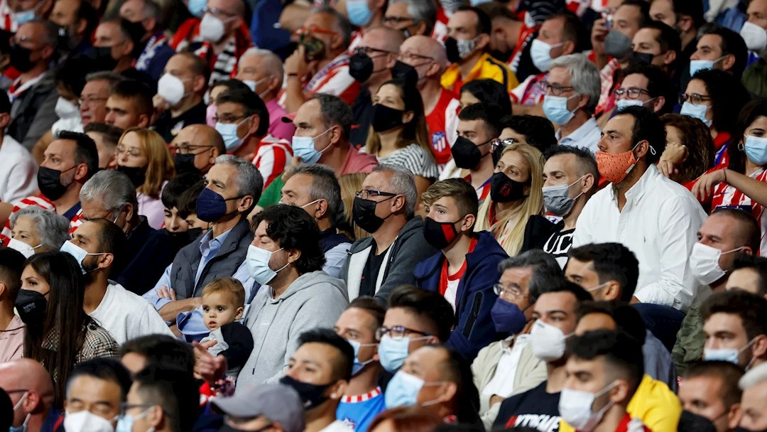 Aficionados en las gradas con mascarillas, durante el partido de Liga en Primera Divisi&oacute;n entre el Atl&eacute;tico de Madrid y el FC Barcelona en el estadio Wanda Metropolitano, en Madrid