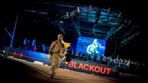 Un miembro de las Fuerzas Armadas durante un evento público de concienciación sobre el peligro de un apagón que se celebró el pasado 30 se septiembre en la ciudad de Tulln (Austria) Un miembro de las Fuerzas Armadas durante un evento público de concienciación sobre el peligro de un apagón que se celebró el pasado 30 se septiembre en la ciudad de Tulln (Austria)