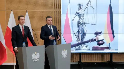 Polonia tendrá que pagar una multa de 1 millón de euros al día mientras no suspenda mientras no suspenda la Cámara Disciplinaria del Tribunal Supremo Polonia tendrá que pagar una multa de 1 millón de euros al día mientras no suspenda mientras no suspenda la Cámara Disciplinaria del Tribunal Supremo