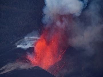 Las espectaculares imágenes de la fuente eruptiva del cono principal del volcán de La Palma