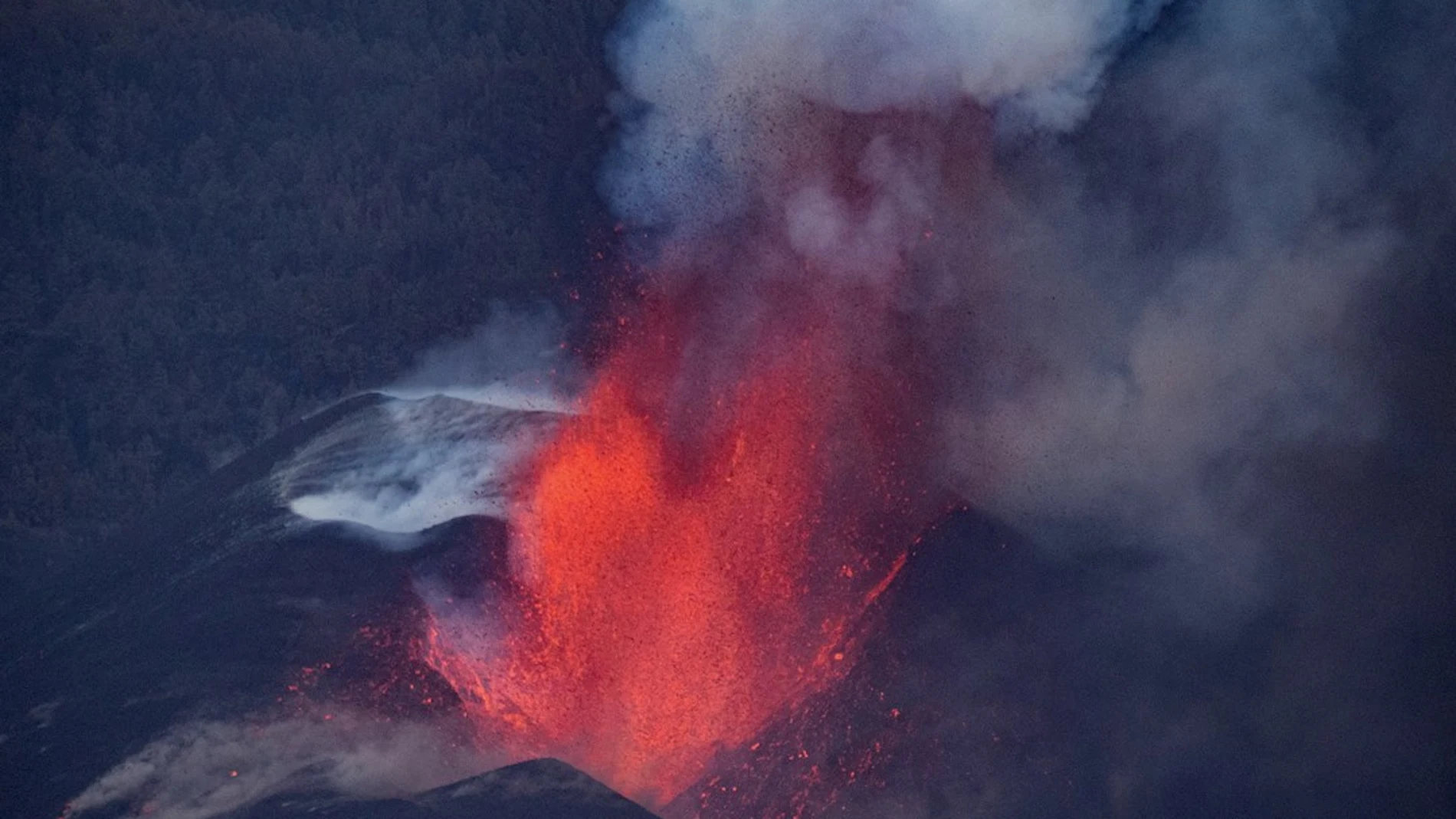 Las espectaculares imágenes de la fuente eruptiva del cono principal del volcán de La Palma