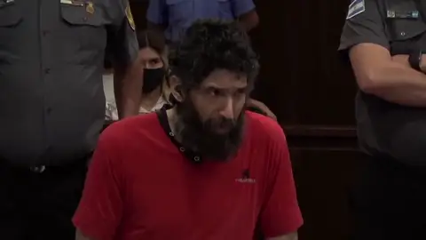 Desalojan del juicio en Argentina al 'hombre gato' por maullar Desalojan del juicio en Argentina al 'hombre gato' por maullar