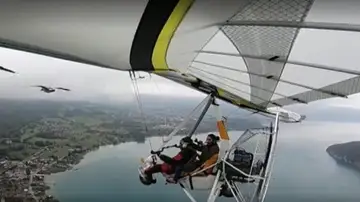 Nathalie Maniglier cumple su sueño de volar en ultraligero con sus gansos antes de quedarse ciega Nathalie Maniglier cumple su sueño de volar en ultraligero con sus gansos antes de quedarse ciega