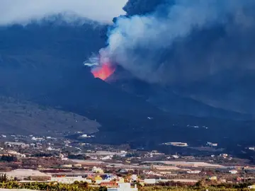 El volcán de La Palma ha entrado en una nueva fase en la que las coladas crecen en altura y van rellenando huecos entre coladas con el flujo de lava que discurre en dirección al mar, y en la que además la presión sobre la tierra ha decrecido. Por primera vez en muchos días, el director técnico del Plan de Emergencias Volcánicas de Canarias (Pevolca)
