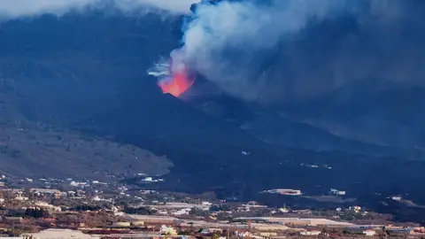 El volcán de La Palma ha entrado en una nueva fase en la que las coladas crecen en altura y van rellenando huecos entre coladas con el flujo de lava que discurre en dirección al mar, y en la que además la presión sobre la tierra ha decrecido. Por primera vez en muchos días, el director técnico del Plan de Emergencias Volcánicas de Canarias (Pevolca) El volcán de La Palma ha entrado en una nueva fase en la que las coladas crecen en altura y van rellenando huecos entre coladas con el flujo de lava que discurre en dirección al mar, y en la que además la presión sobre la tierra ha decrecido. Por primera vez en muchos días, el director técnico del Plan de Emergencias Volcánicas de Canarias (Pevolca)