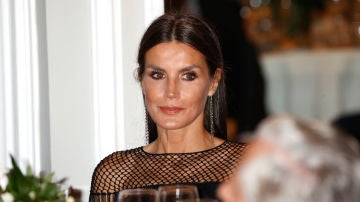 El vestido de rejilla de la reina Letizia
