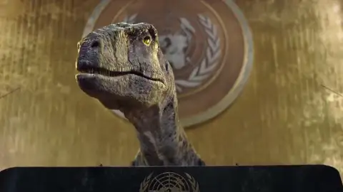 Frankie, el dinosaurio de la ONU que trata de concienciar sobre el cambio climático Frankie, el dinosaurio de la ONU que trata de concienciar sobre el cambio climático