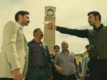 Demir se enfrenta a Yilmaz: “¿Cómo te atreves a burlarte de mí?” Demir se enfrenta a Yilmaz: “¿Cómo te atreves a burlarte de mí?”