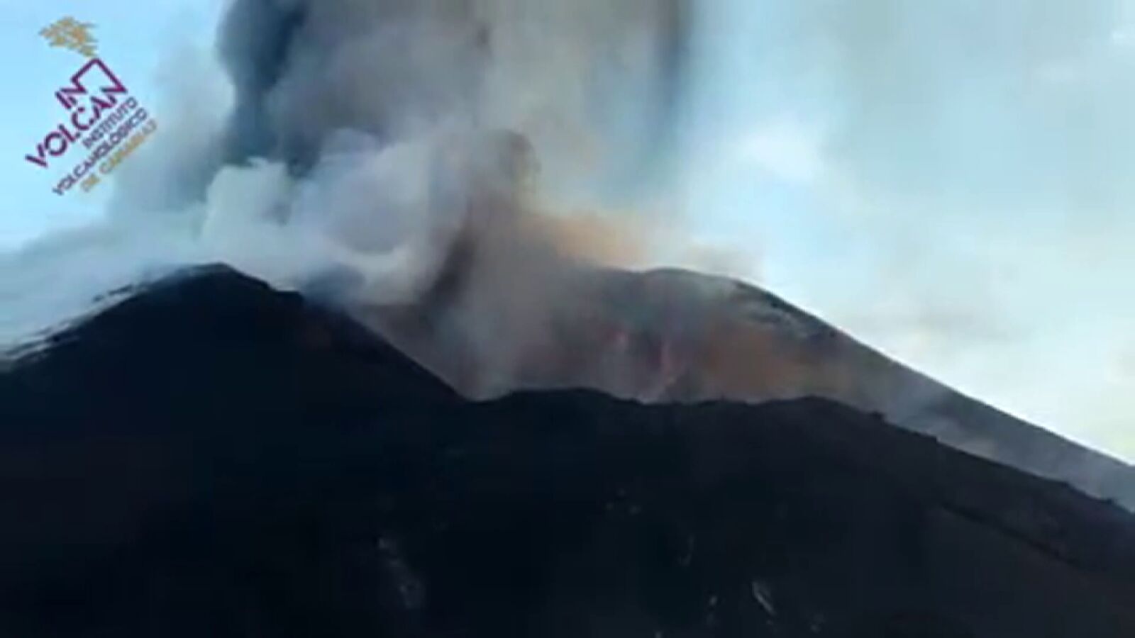 Así es la imagen del volcán de La Palma tras el colapso del cono principal
