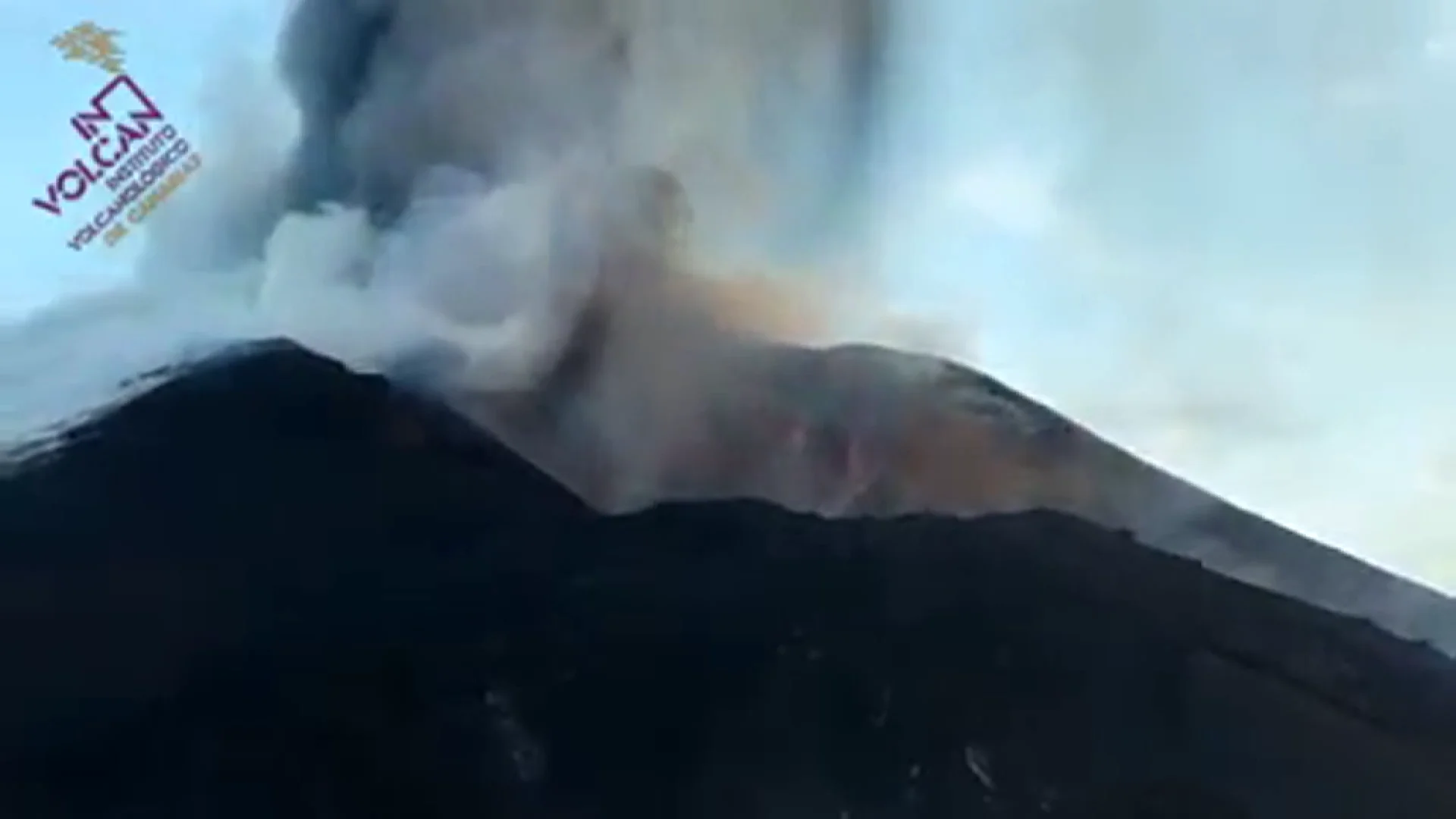 El cono del volc&aacute;n se derrumba