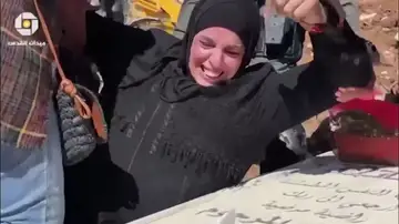 Una mujer se aferra a una tumba familiar para que no destruyan un cementerio palestino Una mujer se aferra a una tumba familiar para que no destruyan un cementerio palestino