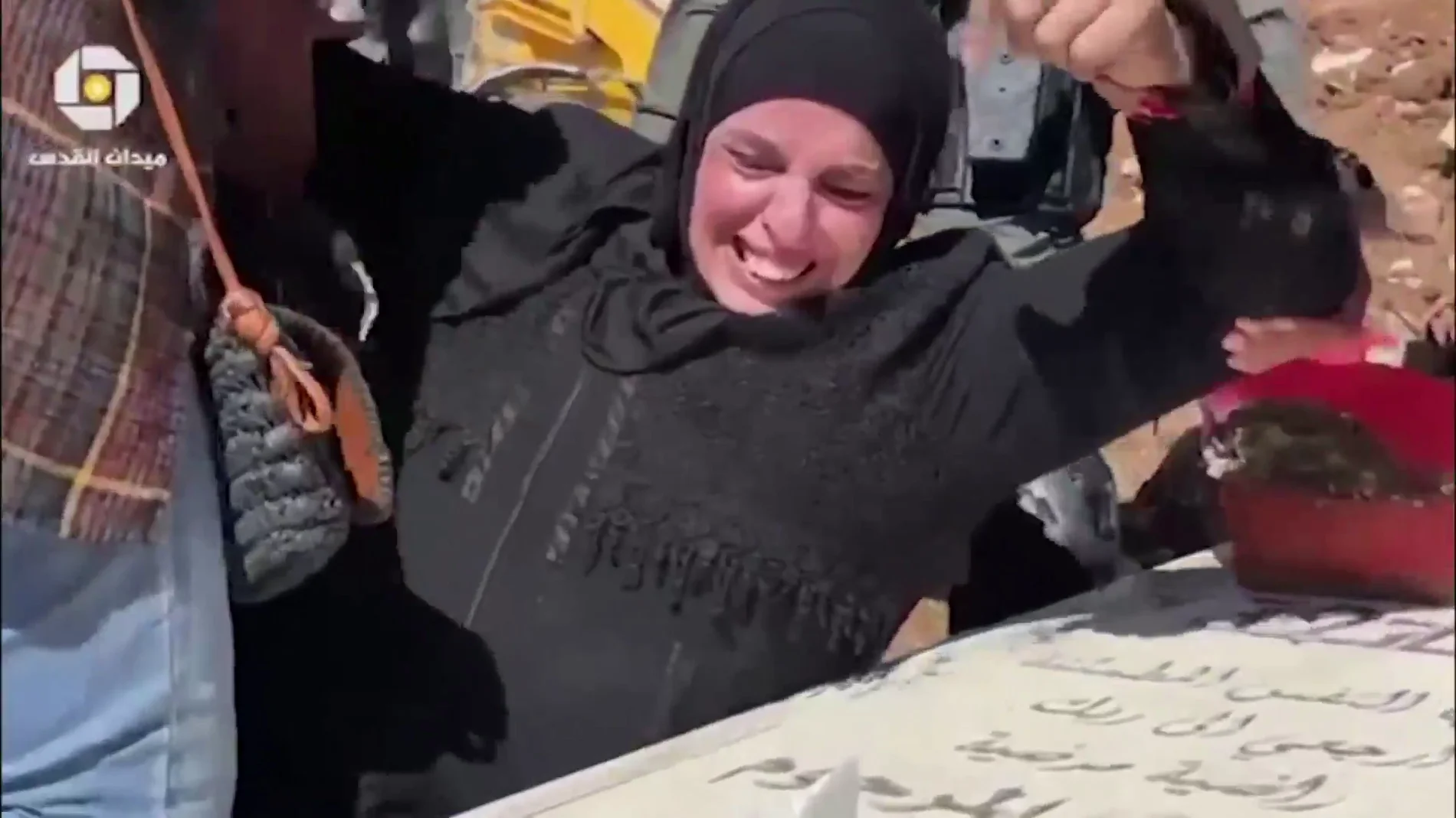 Una mujer se aferra a una tumba familiar para que no destruyan un cementerio palestino