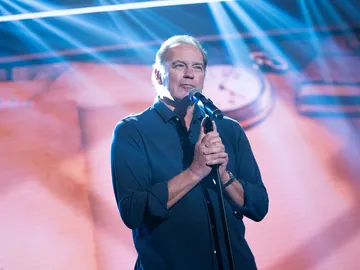 Bertín Osborne sorprende cantando 'Dos besos y medio' en 'El Hormiguero 3.0' Bertín Osborne sorprende cantando 'Dos besos y medio' en 'El Hormiguero 3.0'