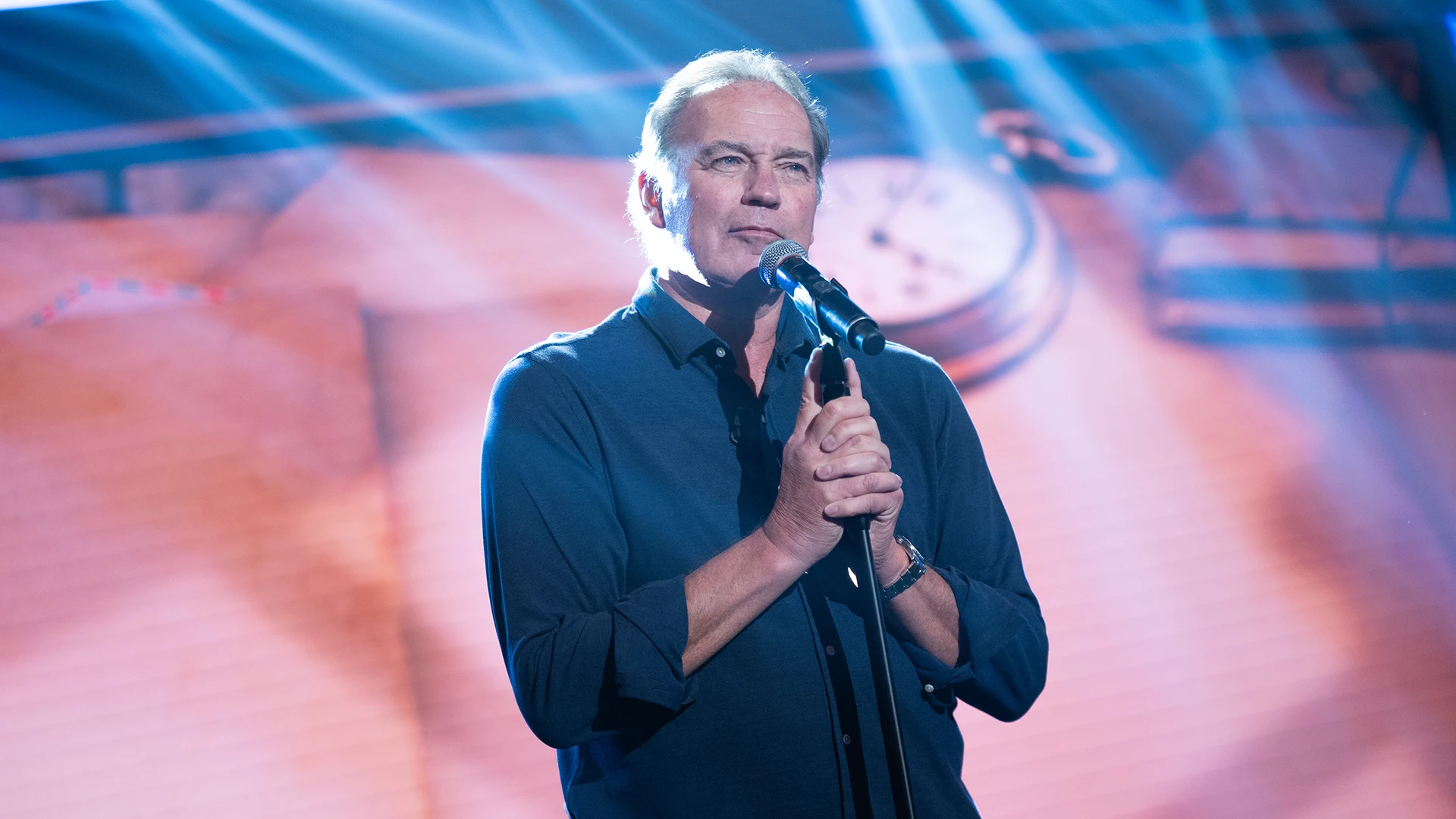 Bertín Osborne sorprende cantando 'Dos besos y medio' en 'El Hormiguero 3.0' Bertín Osborne sorprende cantando 'Dos besos y medio' en 'El Hormiguero 3.0'