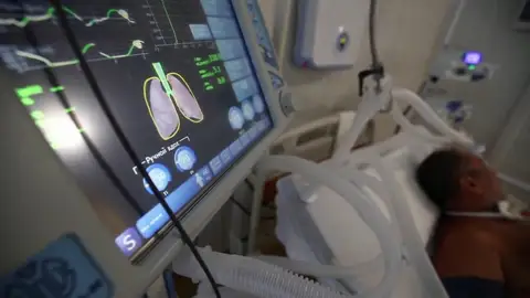 Rusia confina su capital tras agravarse la pandemia y registrar más de 1.000 muertes diarias Rusia confina su capital tras agravarse la pandemia y registrar más de 1.000 muertes diarias