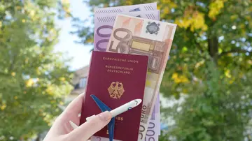 El sorprendente regalo de una jefa a los trabajadores: 2 billetes de avión en primera clase y más de 8.000 euros El sorprendente regalo de una jefa a los trabajadores: 2 billetes de avión en primera clase y más de 8.000 euros