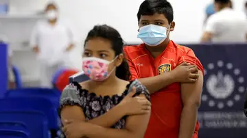 Dos niños poco después de recibir la vacuna contra el coronavirus Dos niños poco después de recibir la vacuna contra el coronavirus