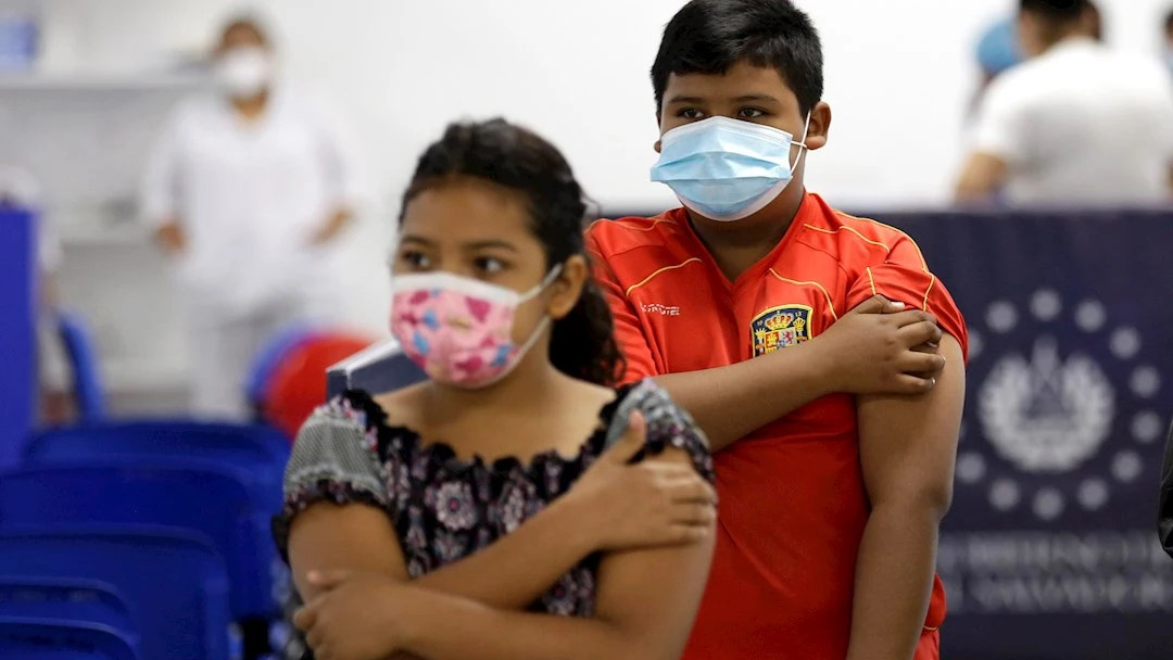 Dos niños poco después de recibir la vacuna contra el coronavirus Dos niños poco después de recibir la vacuna contra el coronavirus