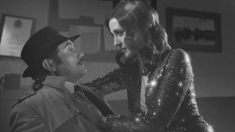 La ardiente cita de Povedilla con una robot en la realidad virtual: ¡termina en gatillazo! La ardiente cita de Povedilla con una robot en la realidad virtual: ¡termina en gatillazo!